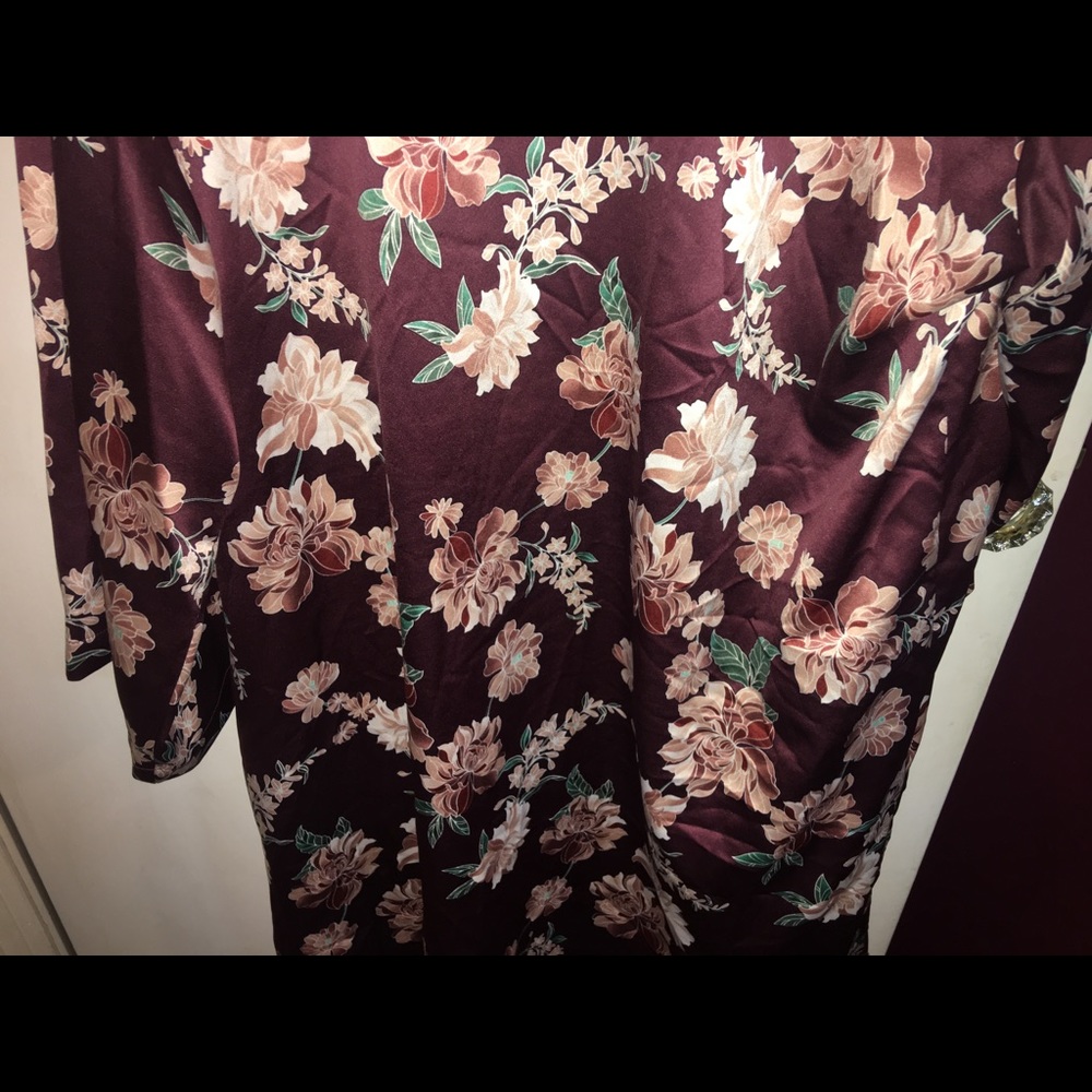 A New Day silky floral duster with pockets. - Picture 7 of 7